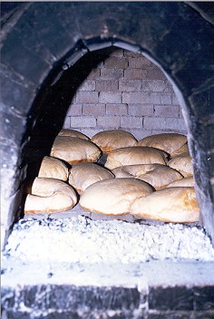 A maidda serviva per impastare la pasta per il pane che veniva infornato  e cotto nel forno a legna.